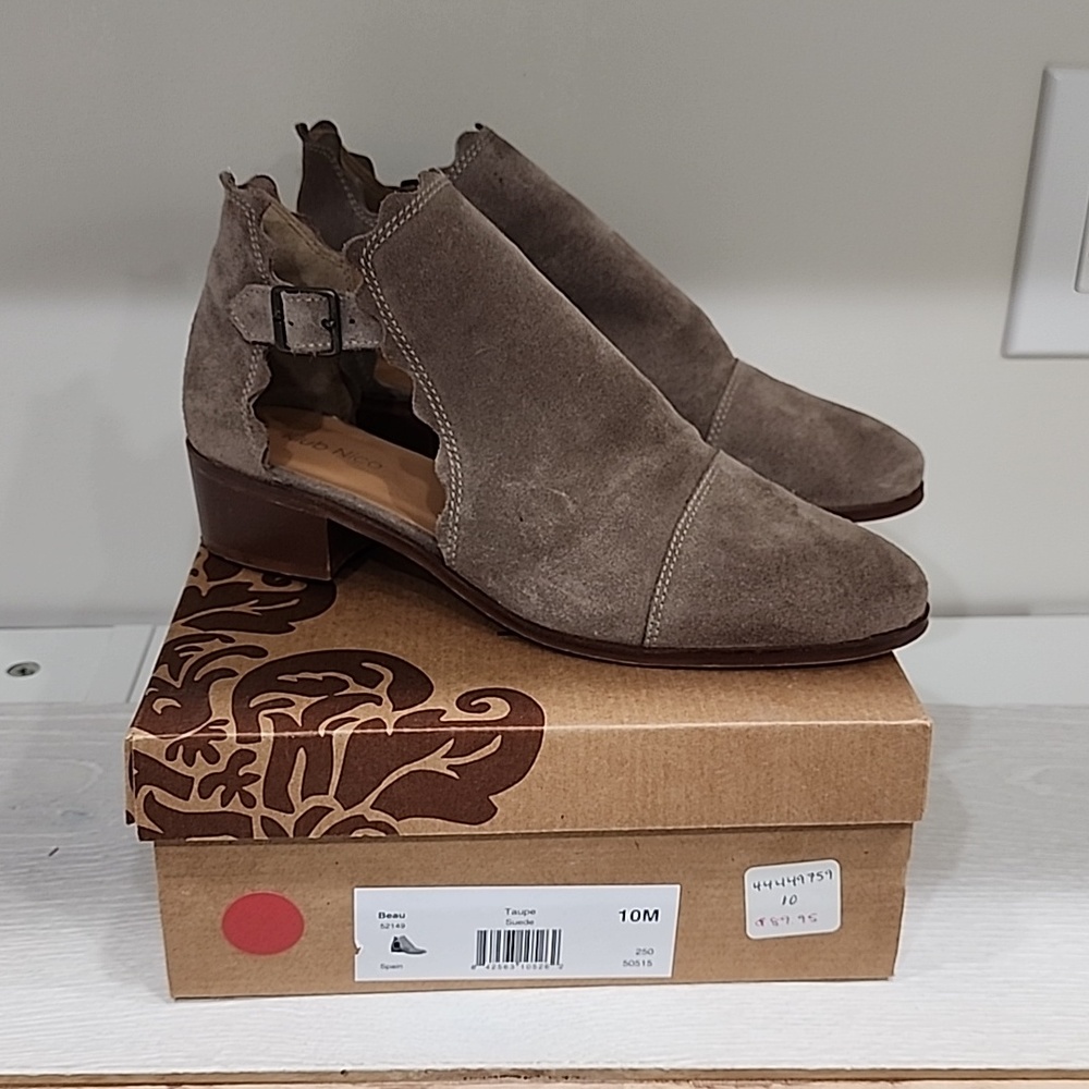 Anthropologie klub Nico shoes sz 10. Taupe suede.